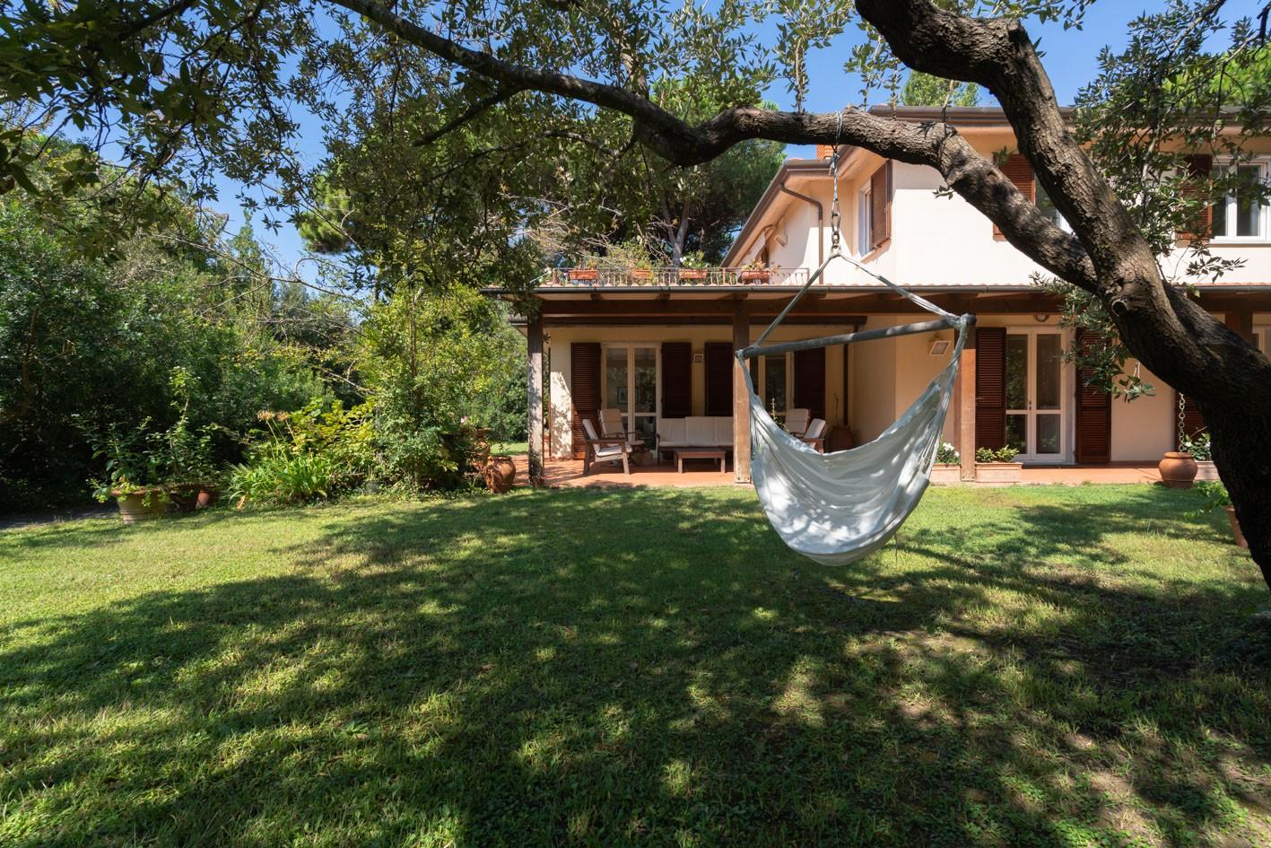 Immagine 10 di Villa in vendita  a Massa