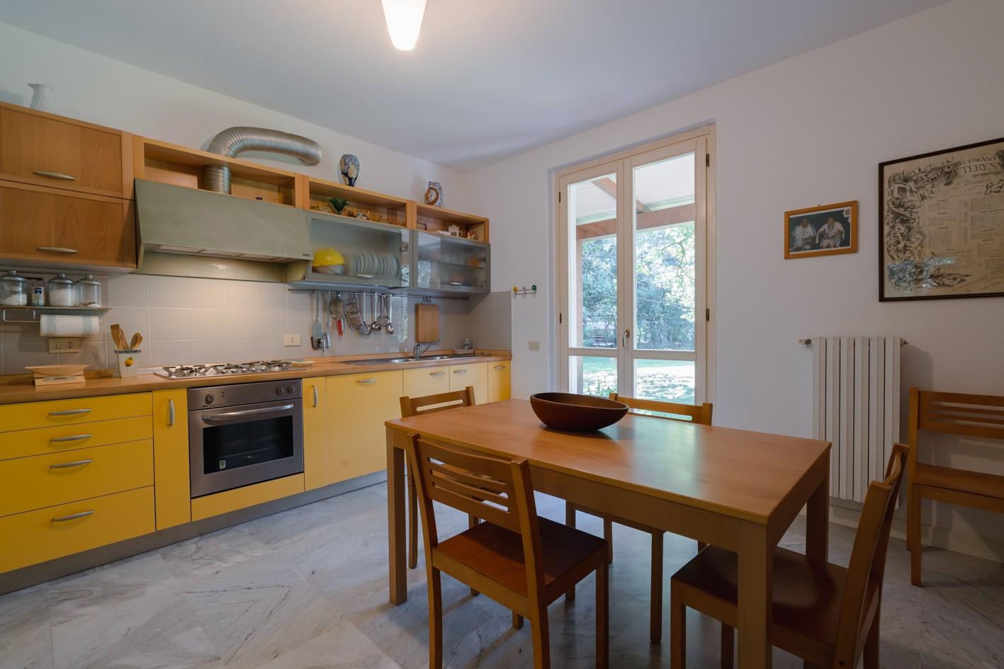 Immagine 17 di Villa in vendita  a Massa