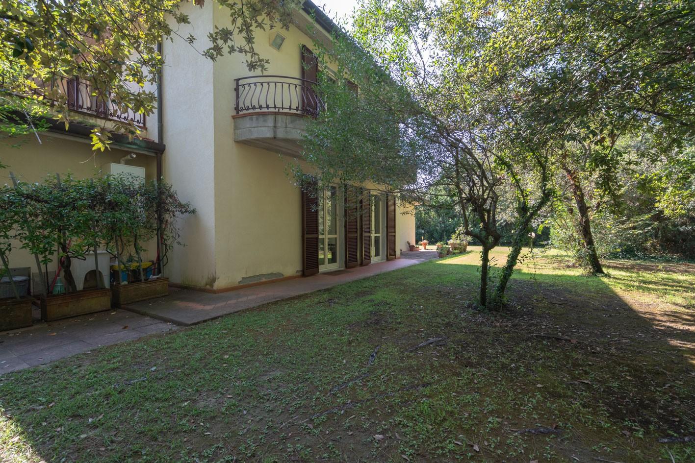 Immagine 43 di Villa in vendita  a Massa