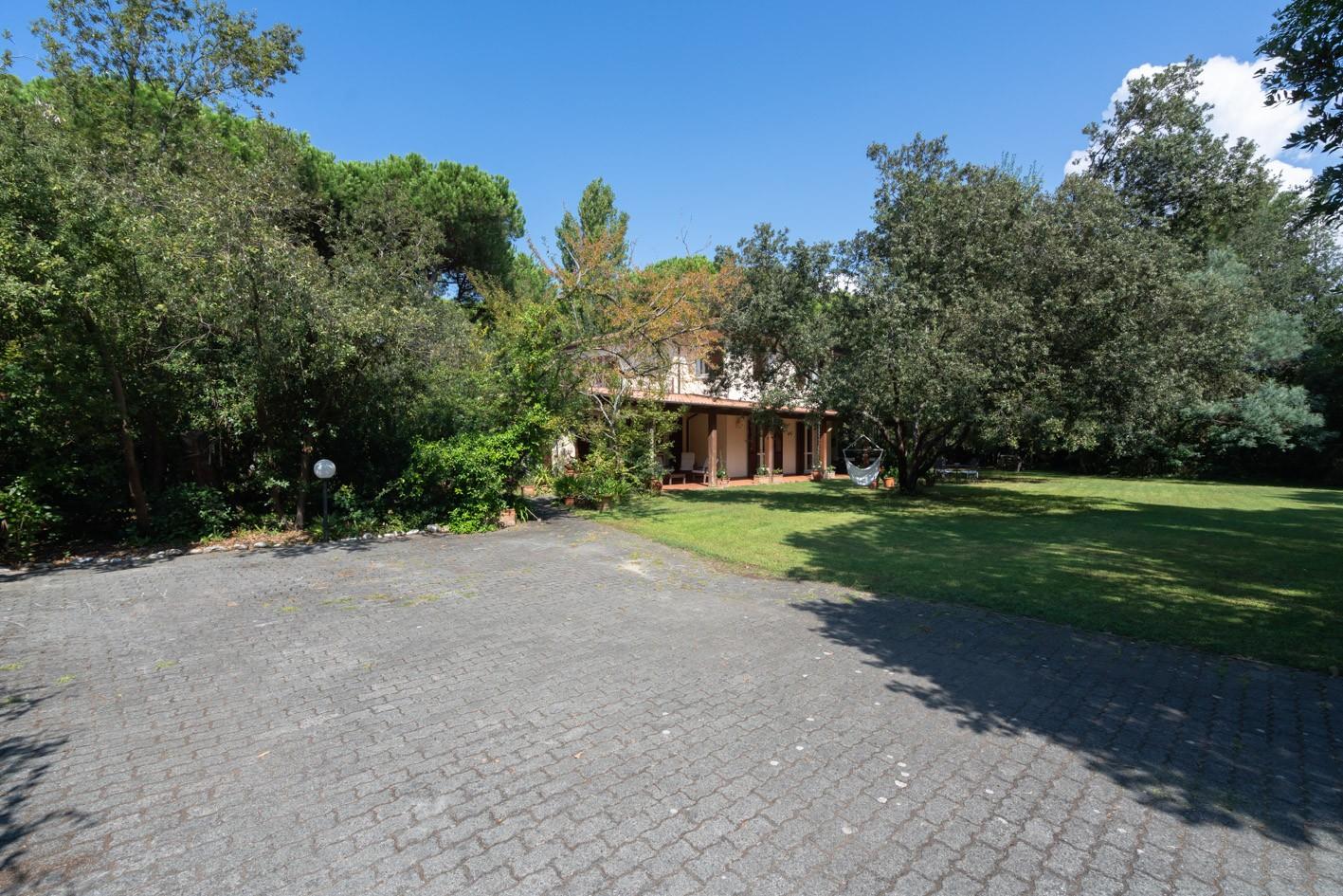 Immagine 9 di Villa in vendita  a Massa