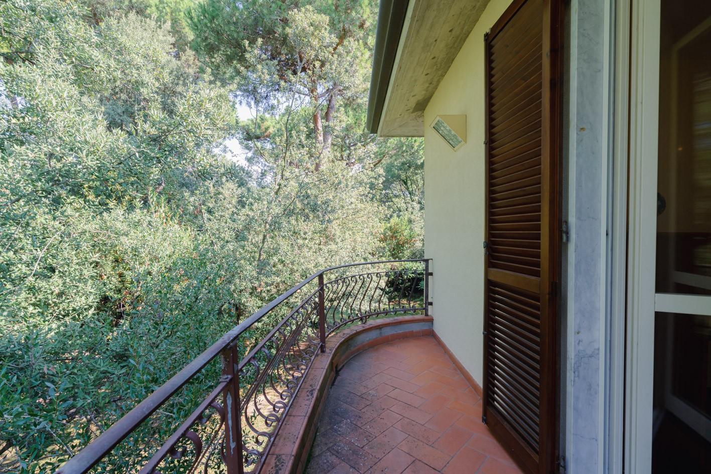 Immagine 31 di Villa in vendita  a Massa