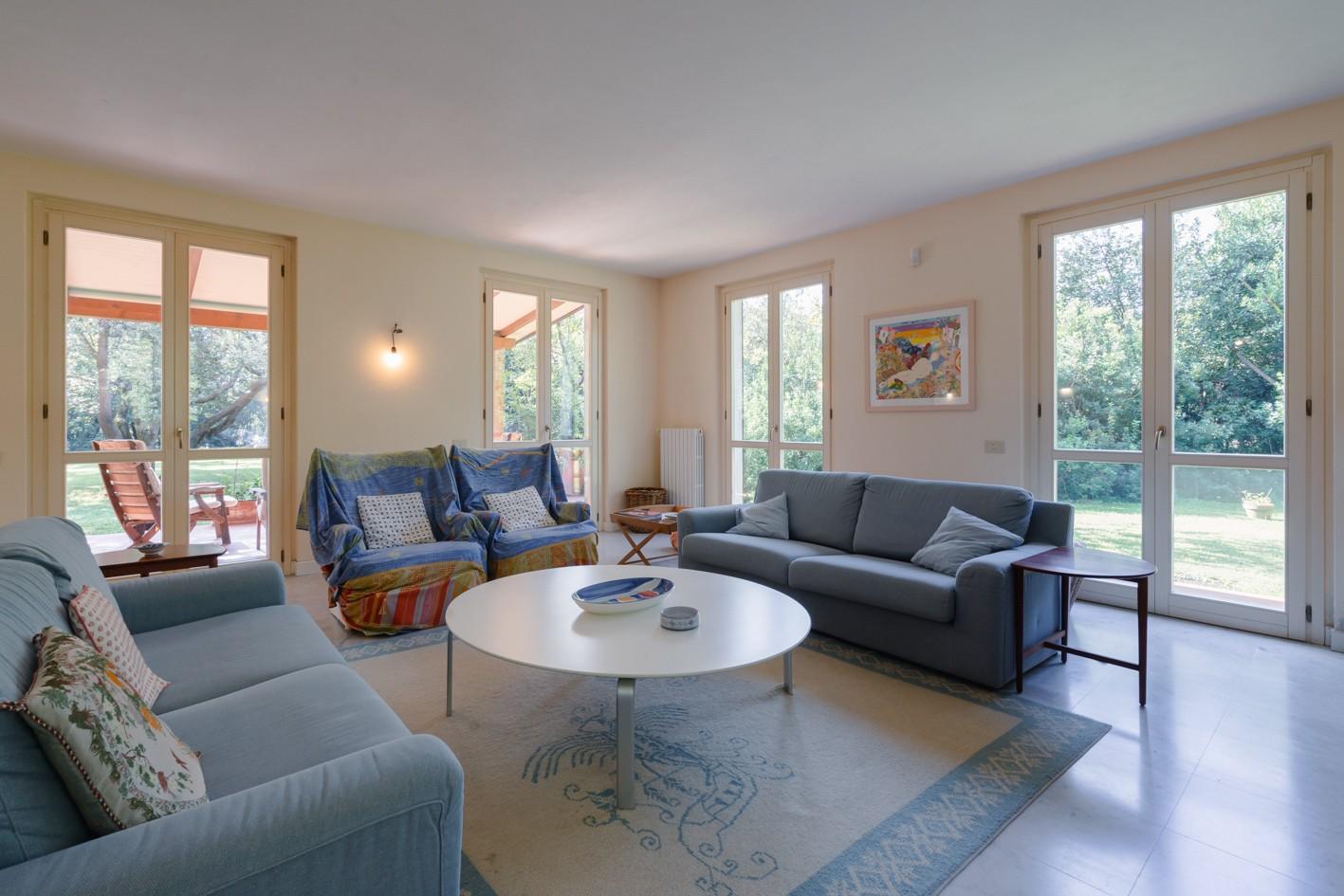 Immagine 14 di Villa in vendita  a Massa