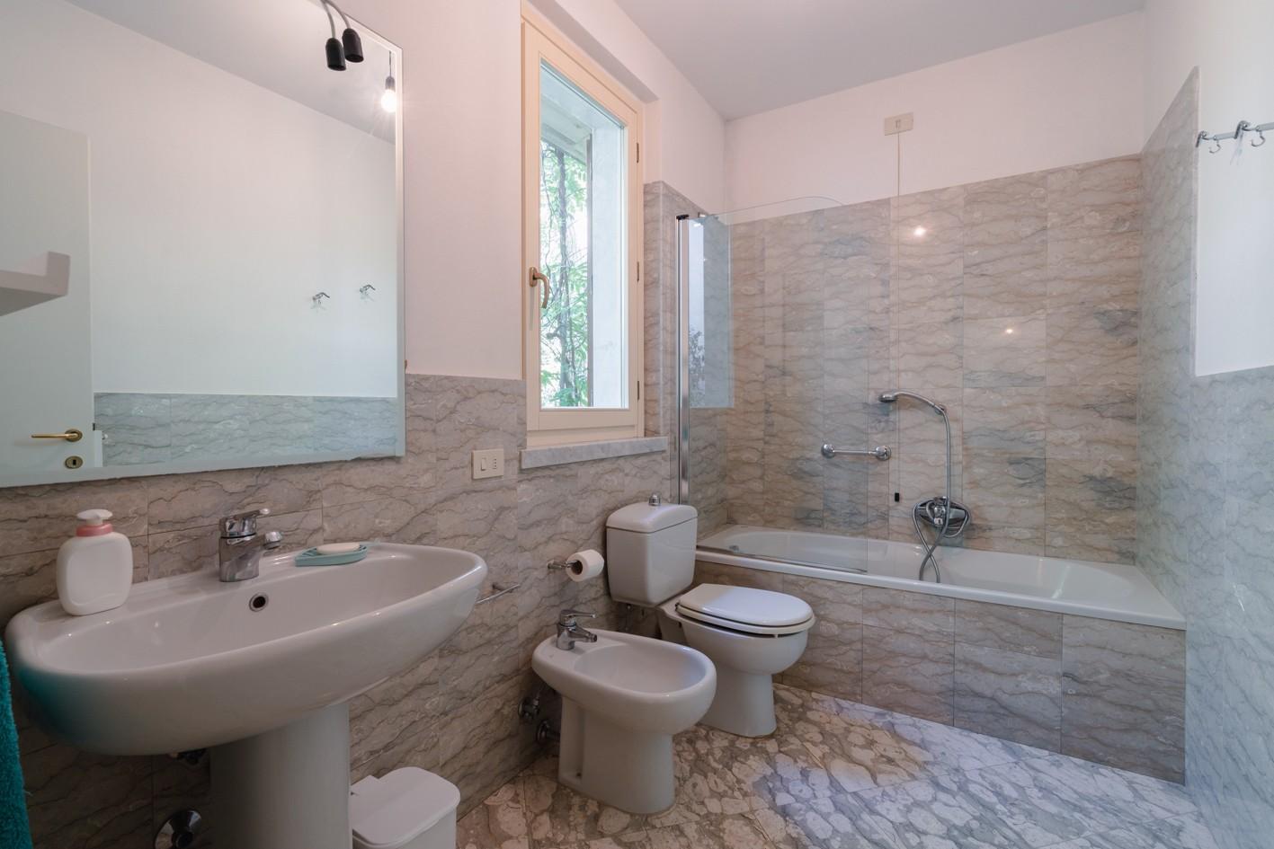 Immagine 19 di Villa in vendita  a Massa