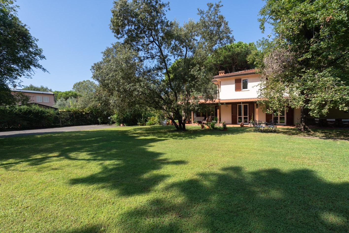 Immagine 11 di Villa in vendita  a Massa