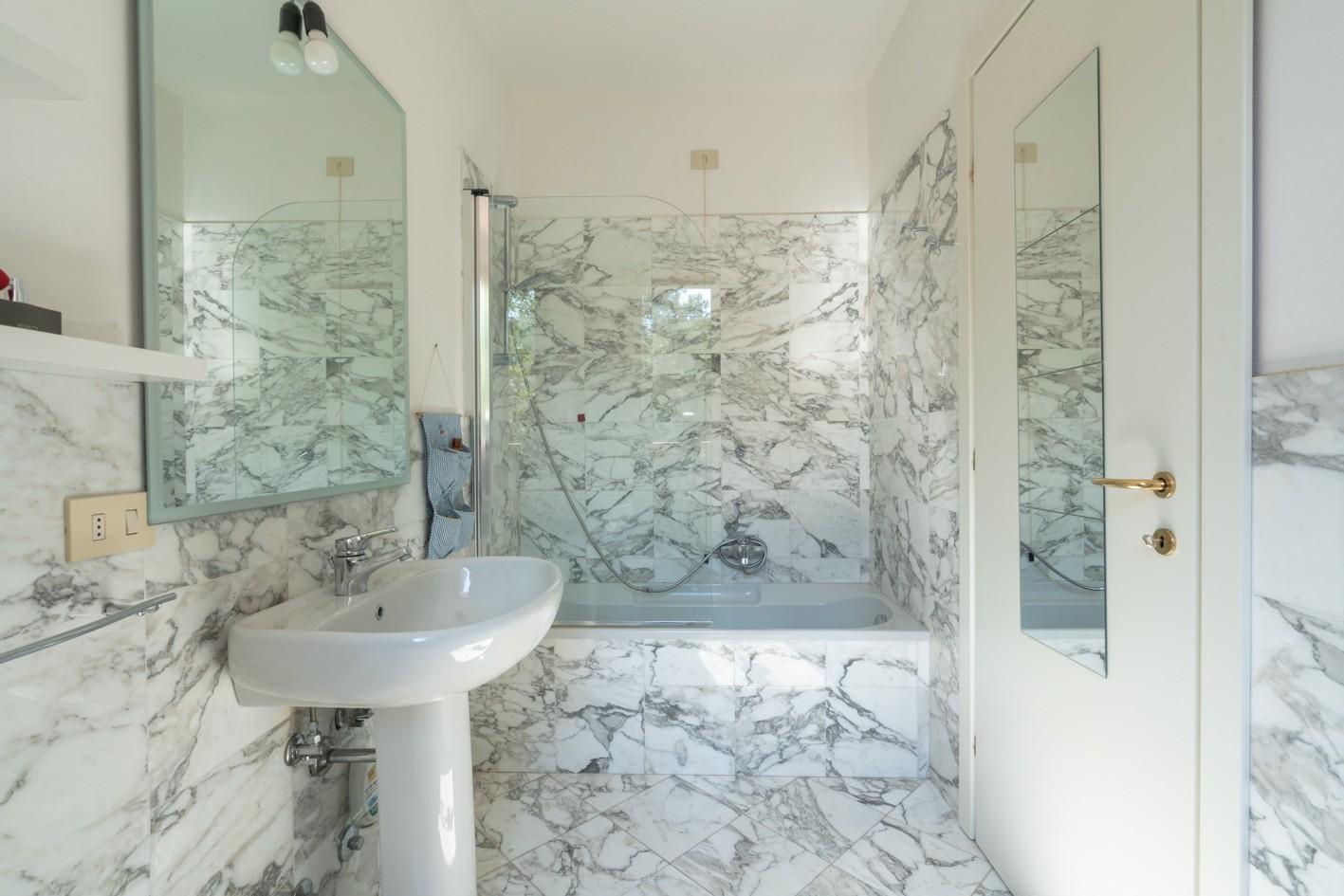 Immagine 41 di Villa in vendita  a Massa