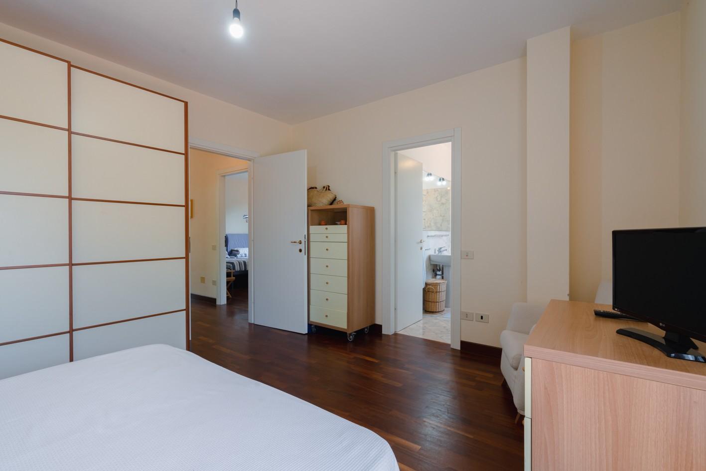 Immagine 34 di Villa in vendita  a Massa