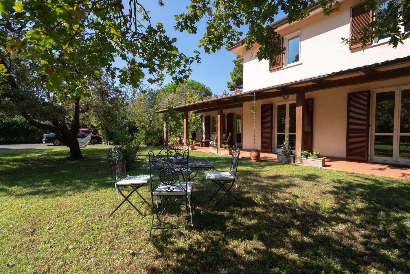 Immagine 1 di Villa in vendita  a Massa