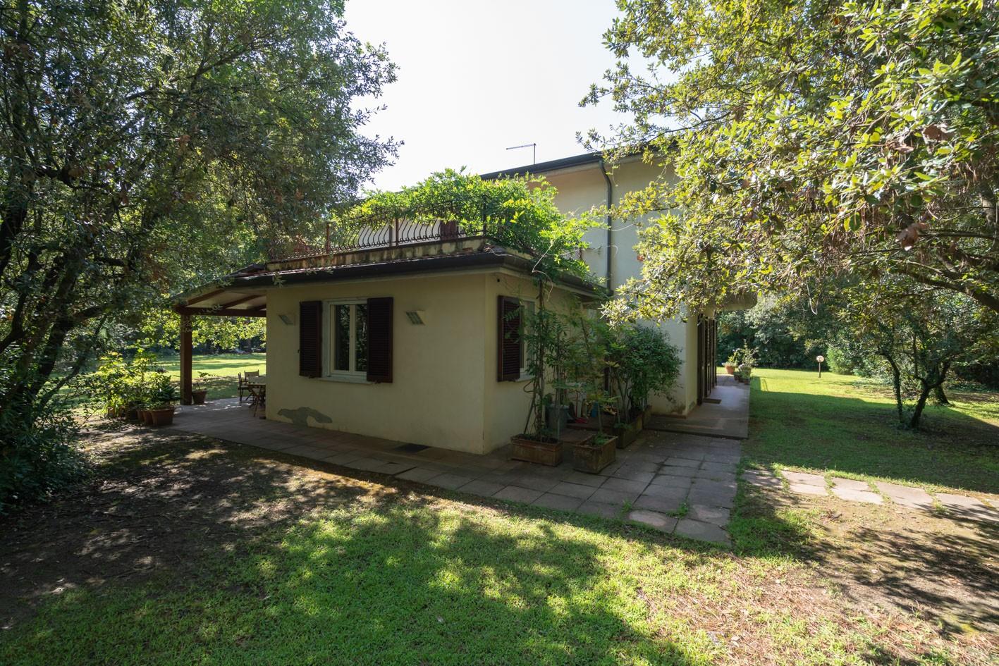 Immagine 3 di Villa in vendita  a Massa