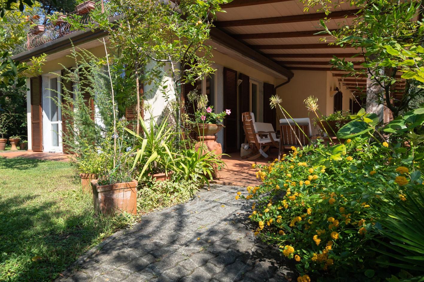 Immagine 12 di Villa in vendita  a Massa