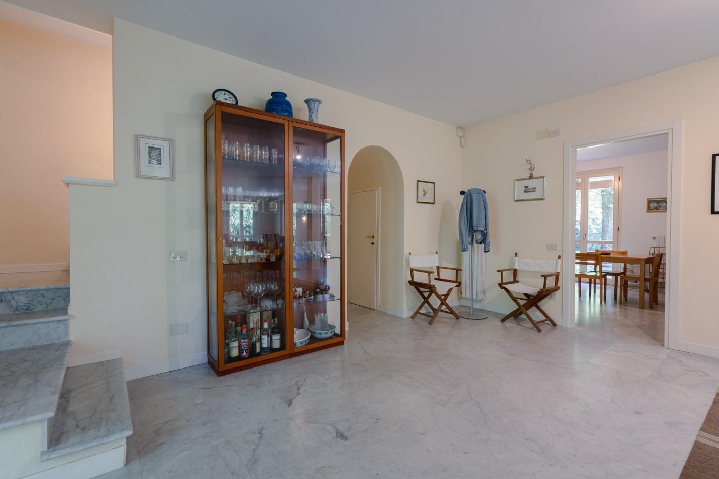 Immagine 16 di Villa in vendita  a Massa