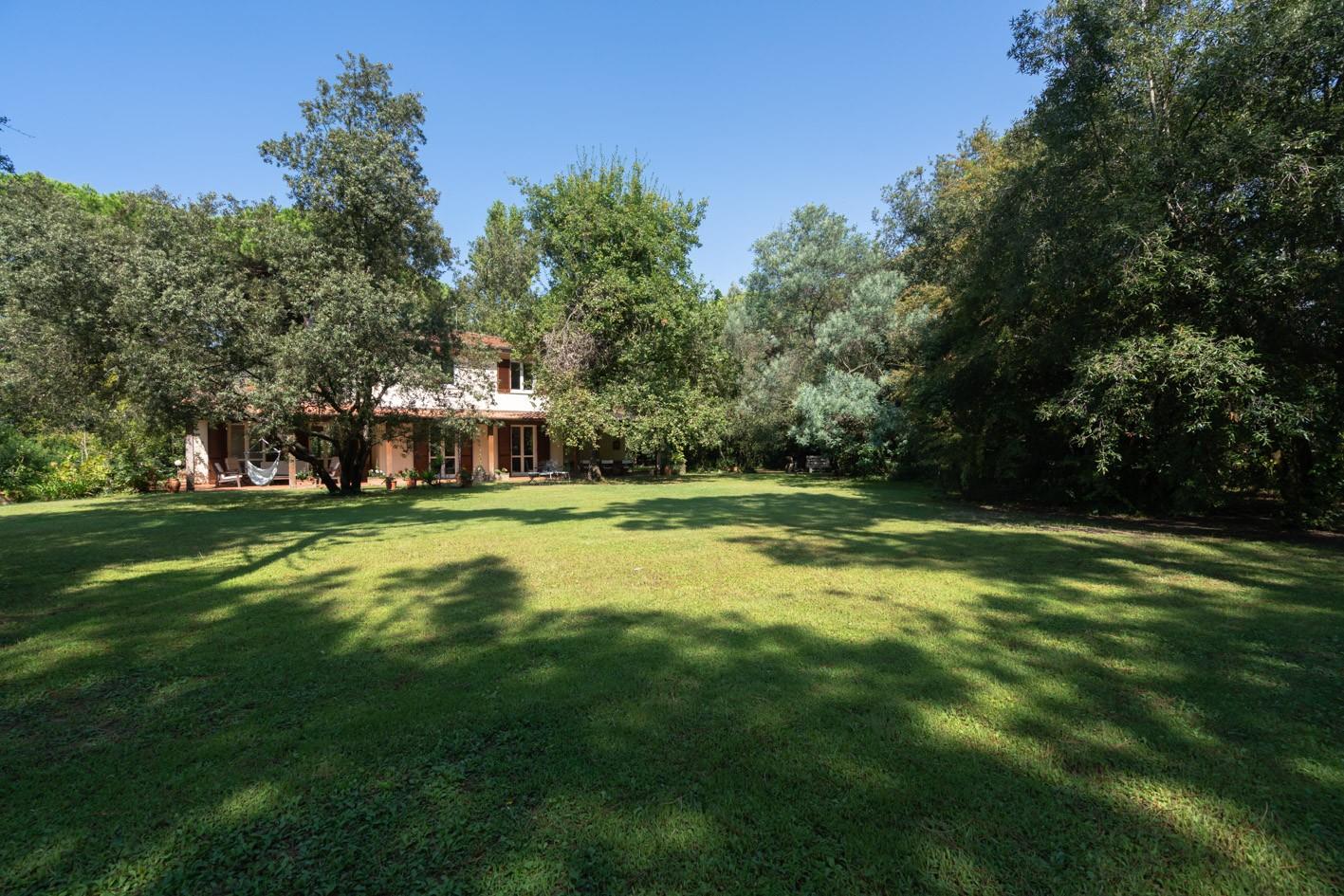 Immagine 8 di Villa in vendita  a Massa