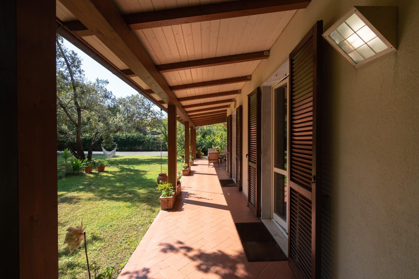 Immagine 7 di Villa in vendita  a Massa