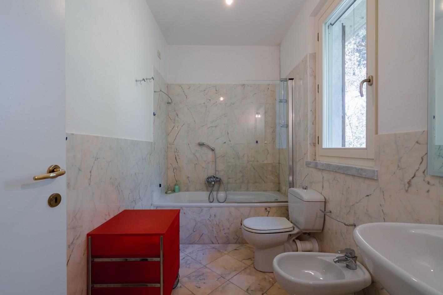 Immagine 28 di Villa in vendita  a Massa