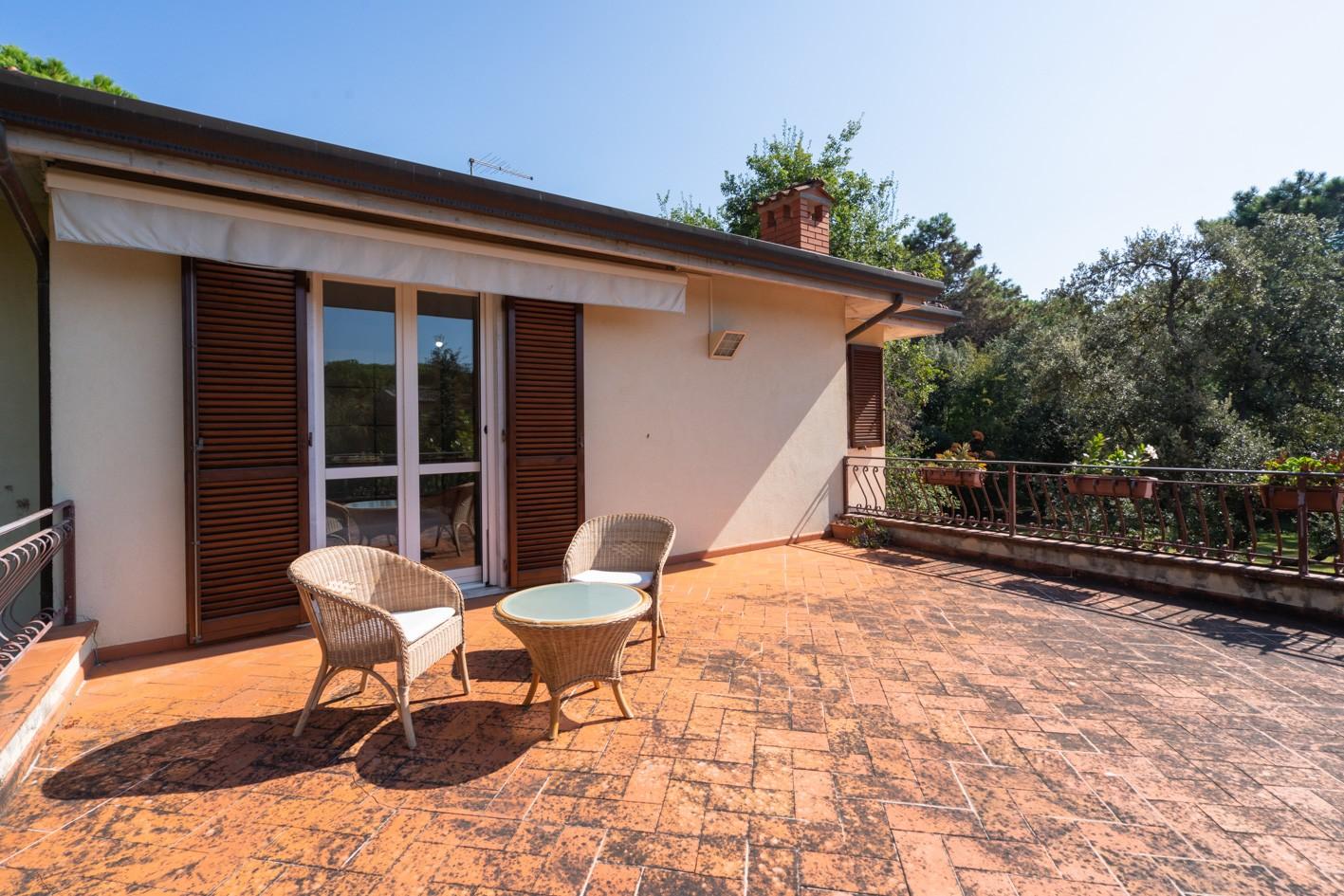 Immagine 38 di Villa in vendita  a Massa