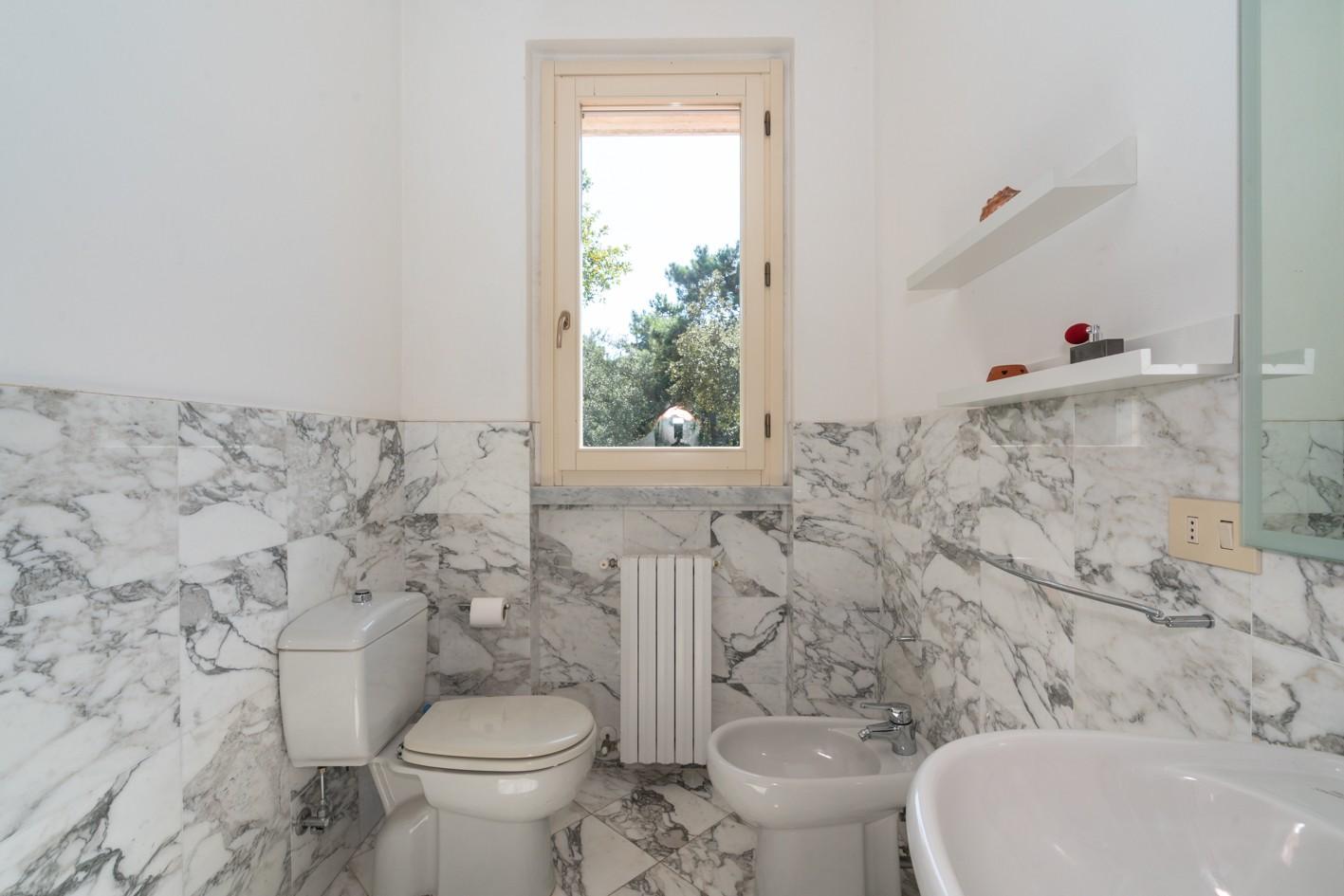 Immagine 40 di Villa in vendita  a Massa