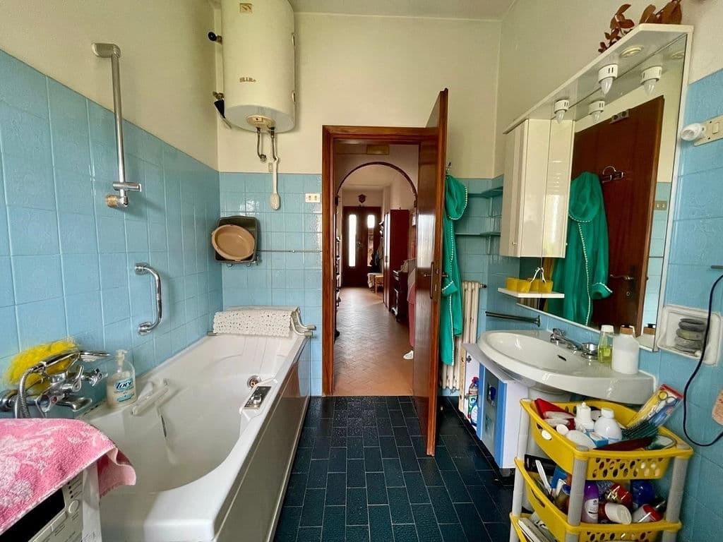 Immagine 15 di Casa bifamiliare in vendita  a Massa