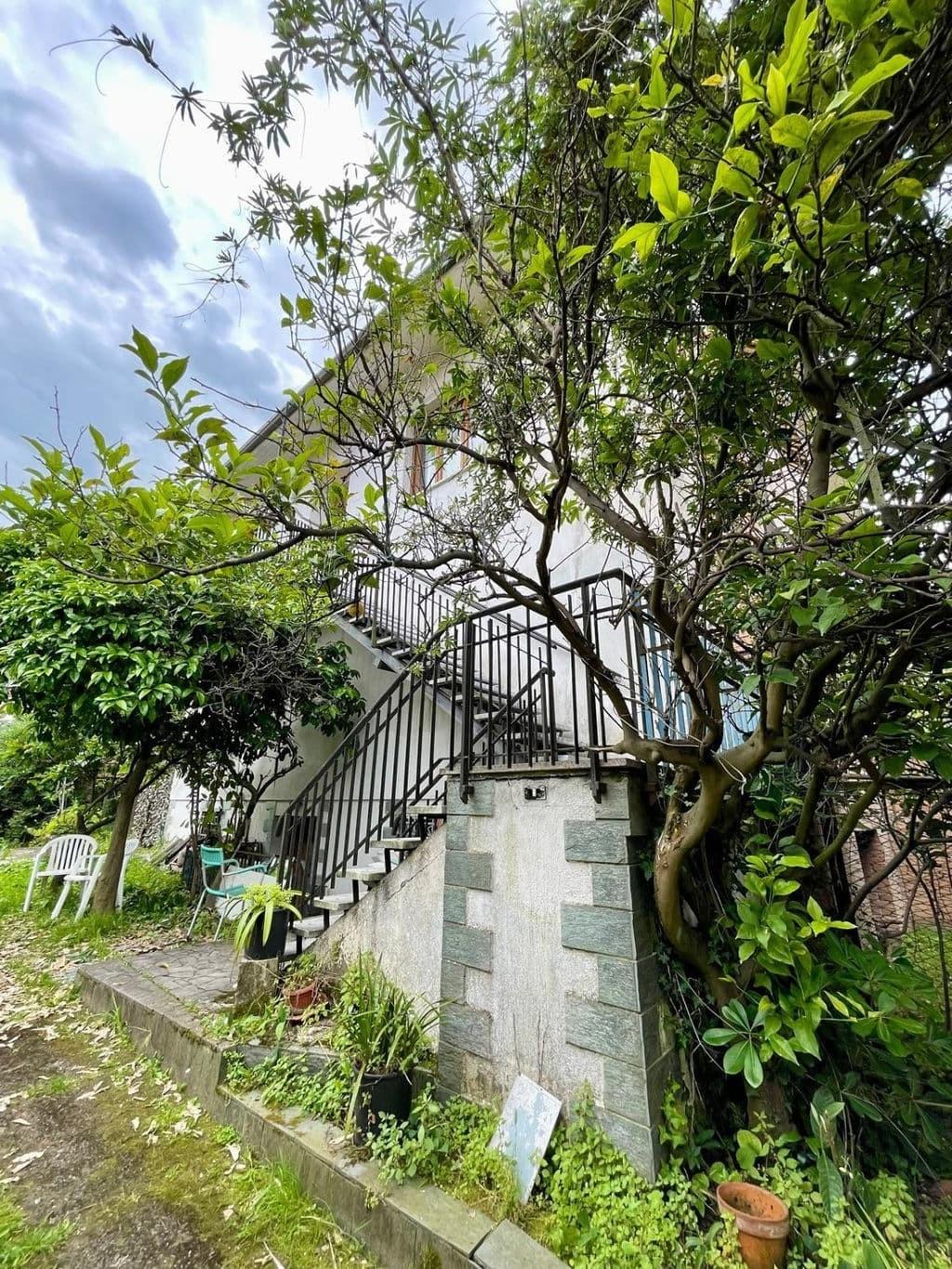 Immagine 1 di Casa bifamiliare in vendita  a Massa