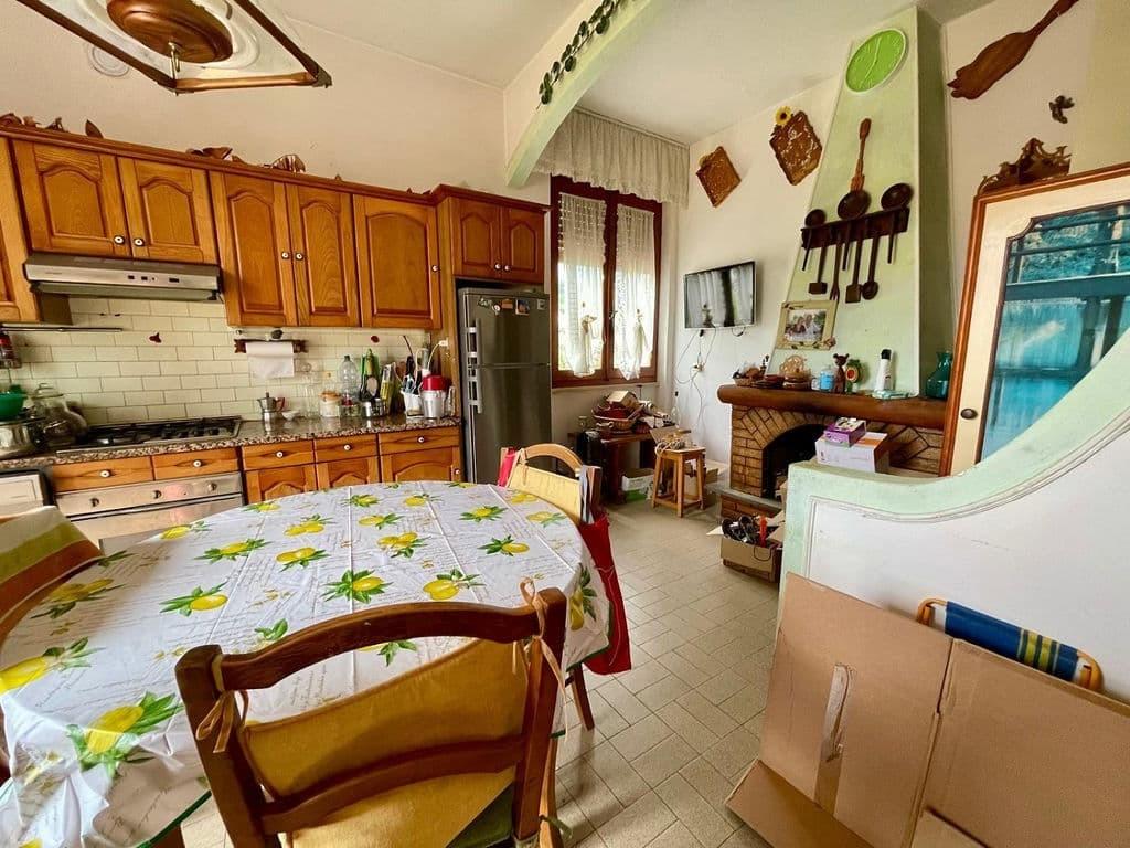 Immagine 8 di Casa bifamiliare in vendita  a Massa