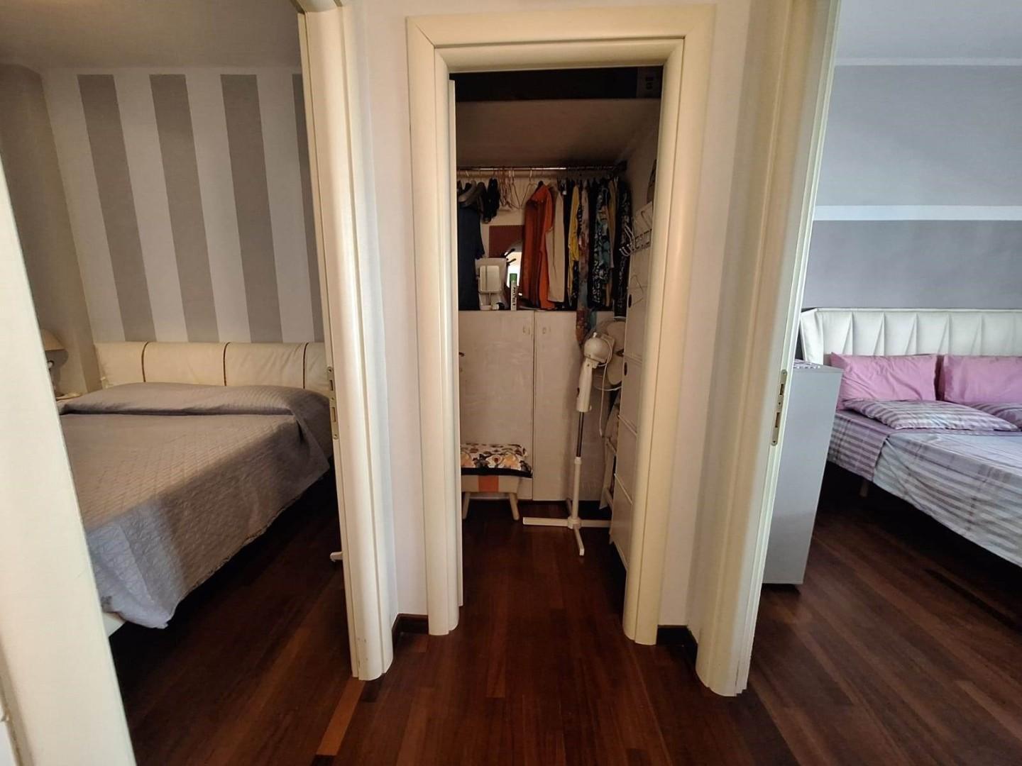 Immagine 17 di Appartamento in vendita  a Viareggio