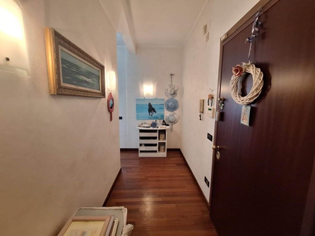 Immagine 25 di Appartamento in vendita  a Viareggio