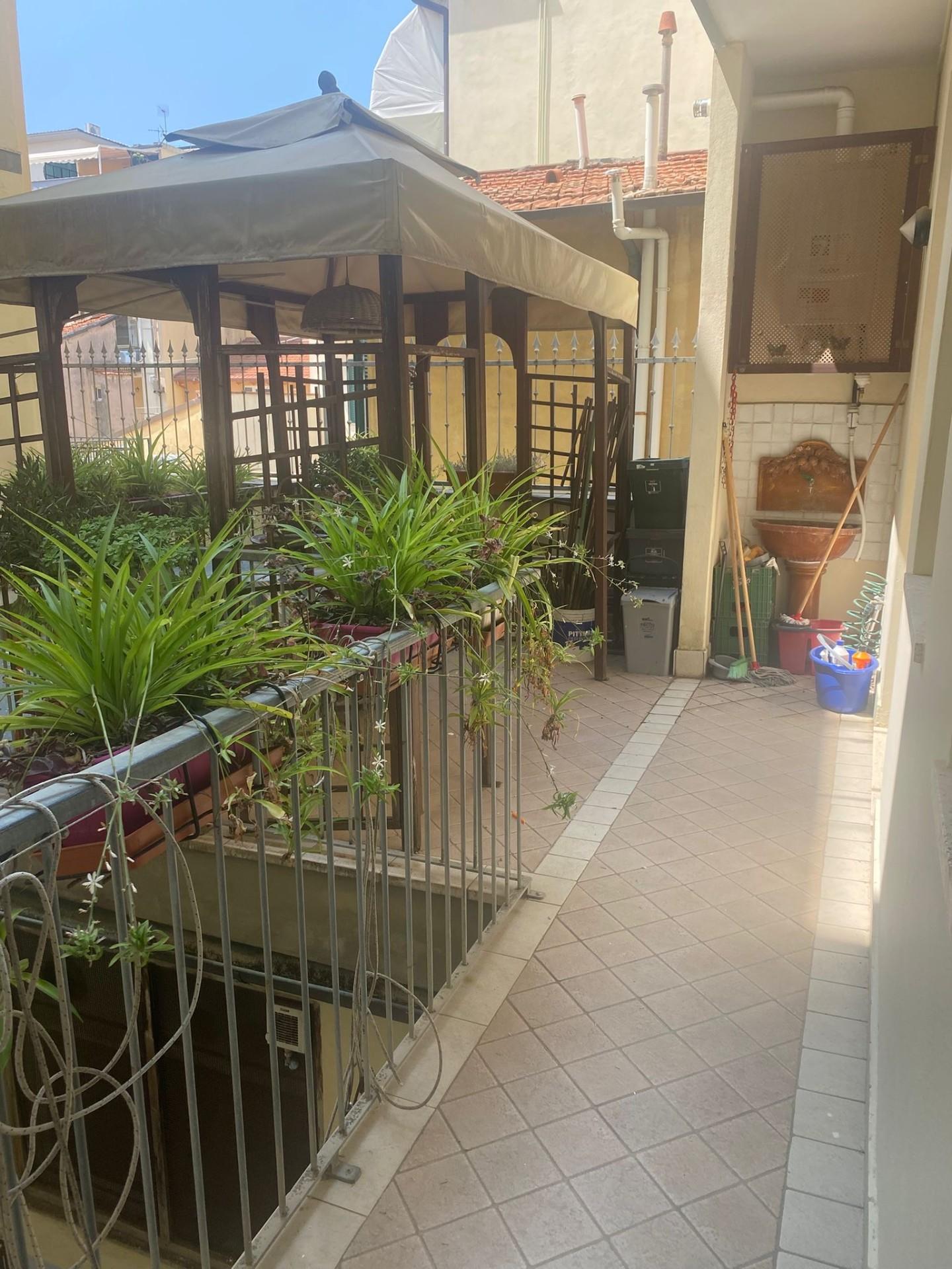 Immagine 23 di Appartamento in vendita  a Viareggio