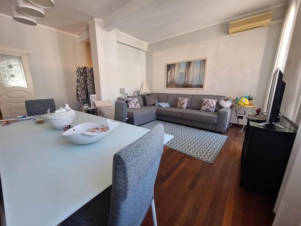 Immagine 1 di Appartamento in vendita  a Viareggio