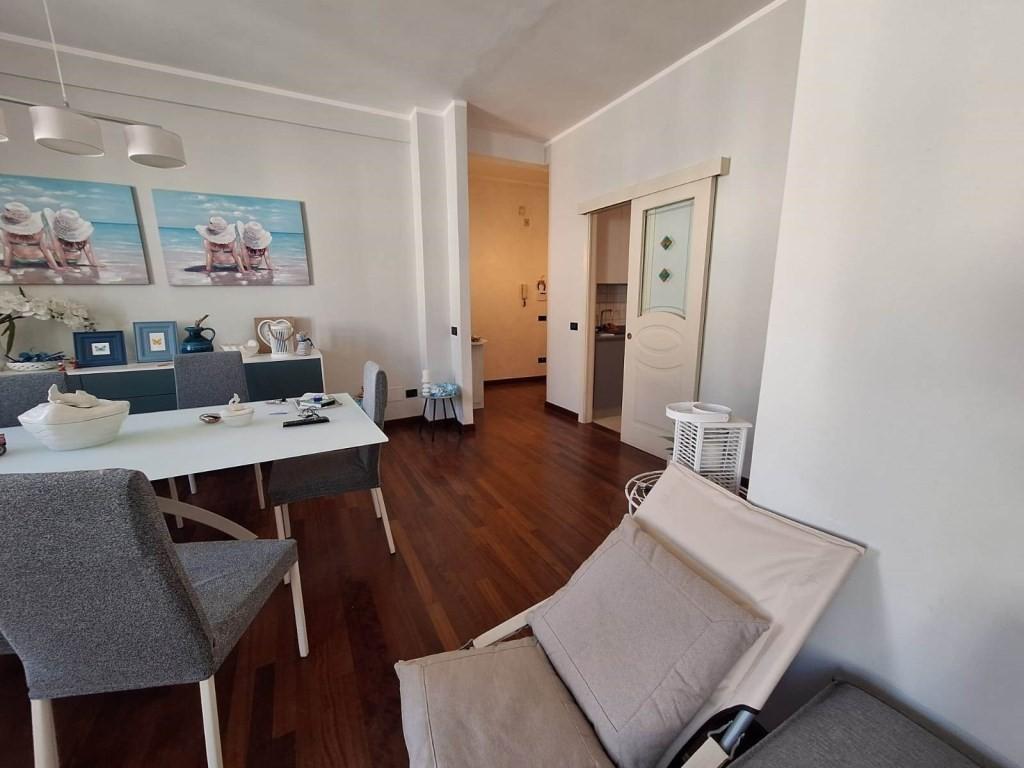 Immagine 10 di Appartamento in vendita  a Viareggio