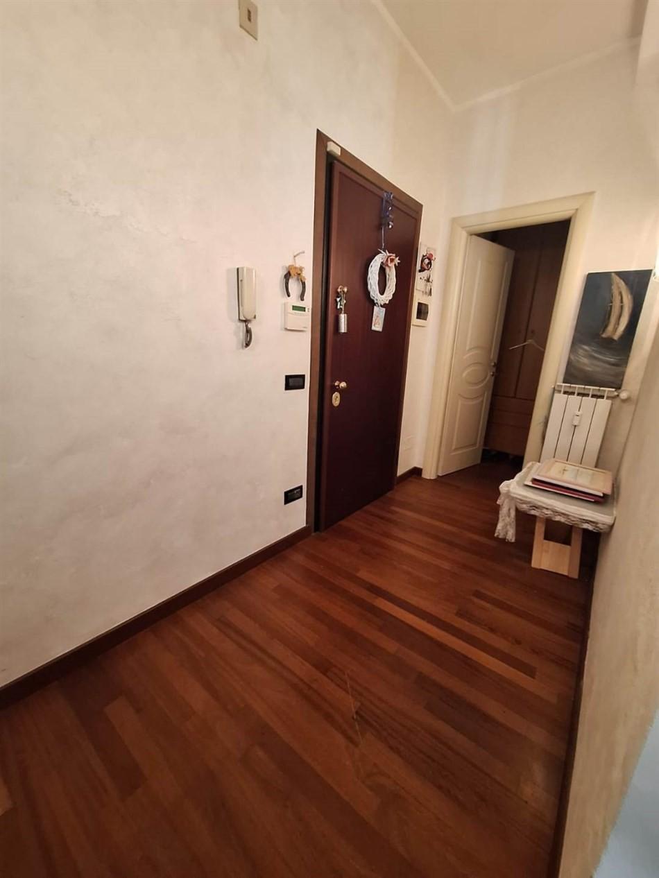 Immagine 24 di Appartamento in vendita  a Viareggio