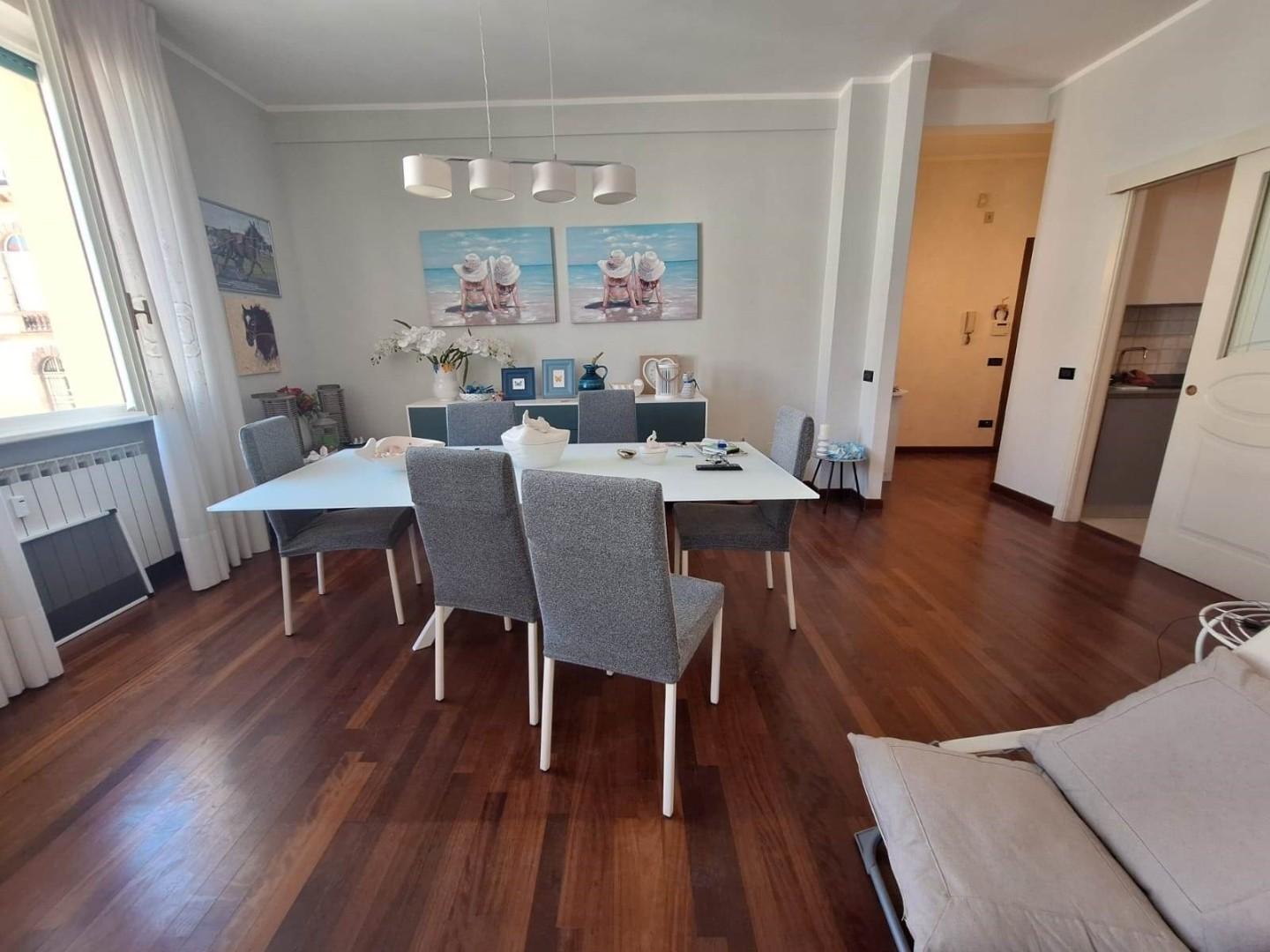 Immagine 4 di Appartamento in vendita  a Viareggio