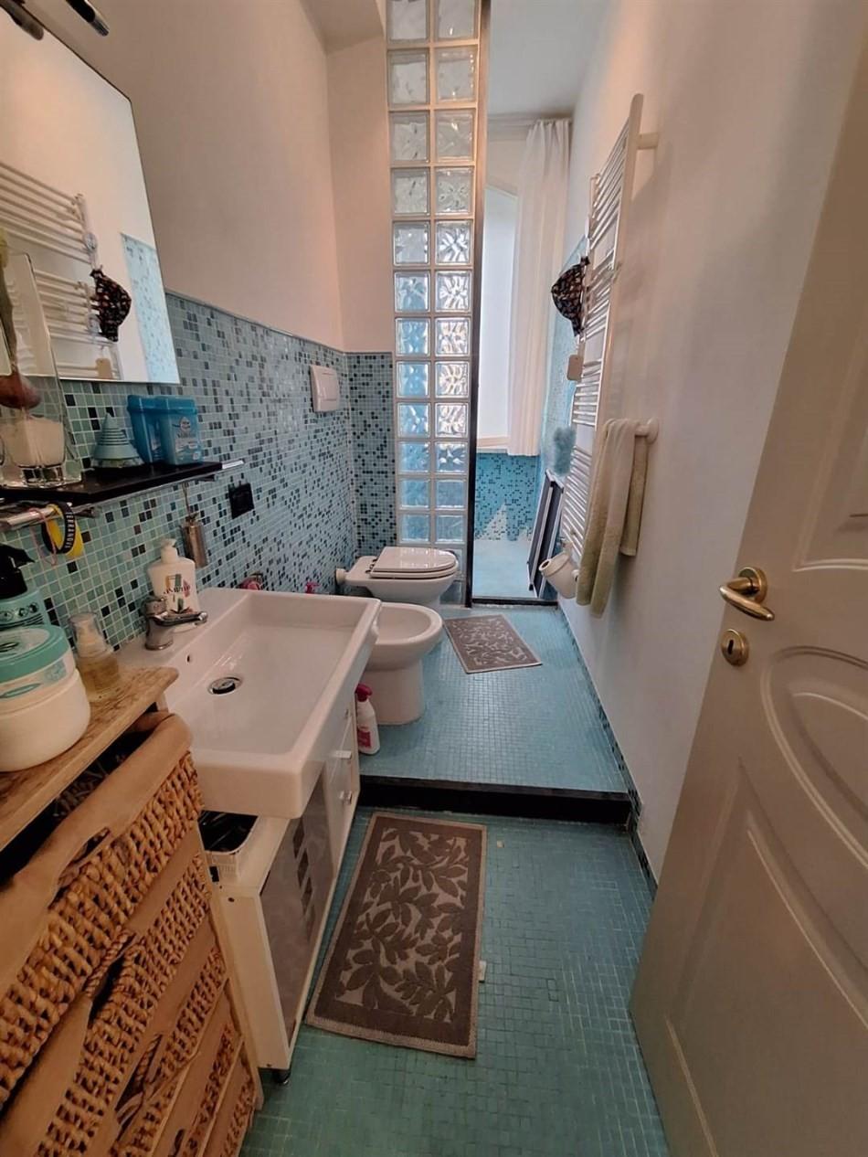 Immagine 18 di Appartamento in vendita  a Viareggio