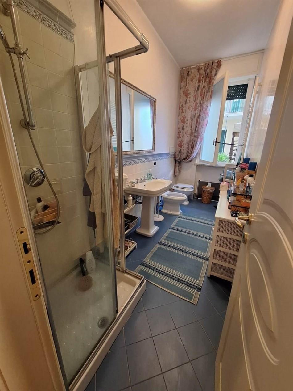 Immagine 19 di Appartamento in vendita  a Viareggio