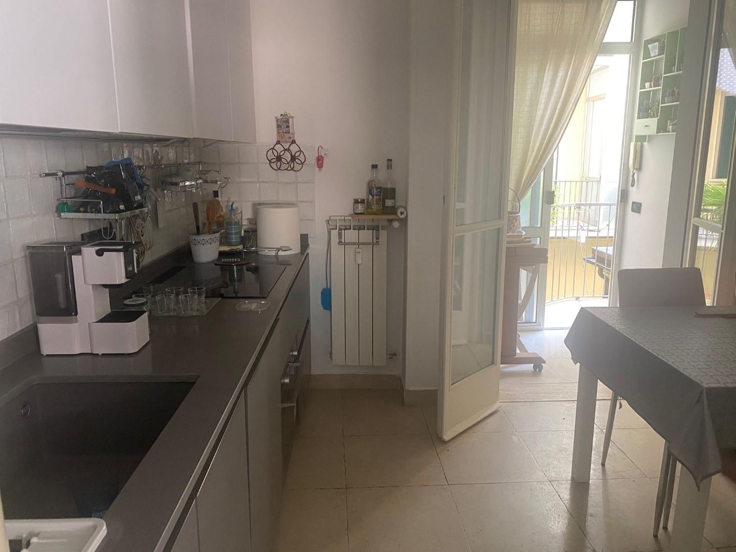 Immagine 13 di Appartamento in vendita  a Viareggio