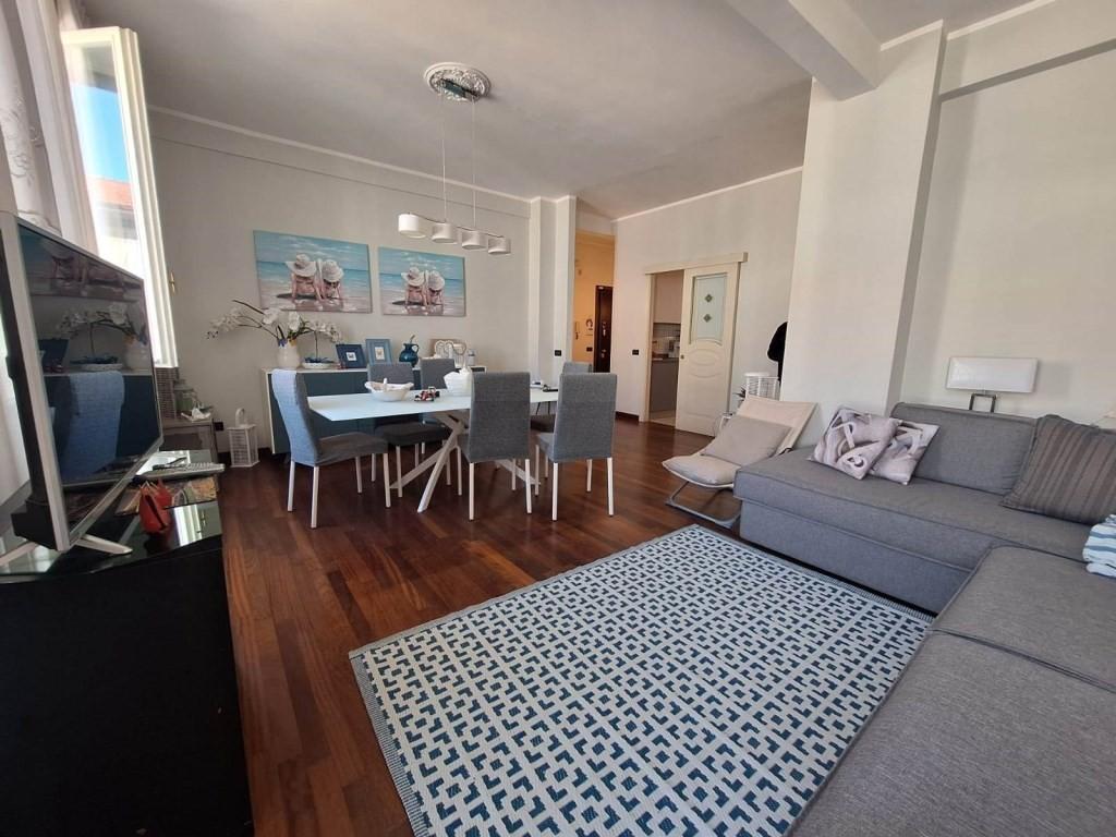 Immagine 5 di Appartamento in vendita  a Viareggio