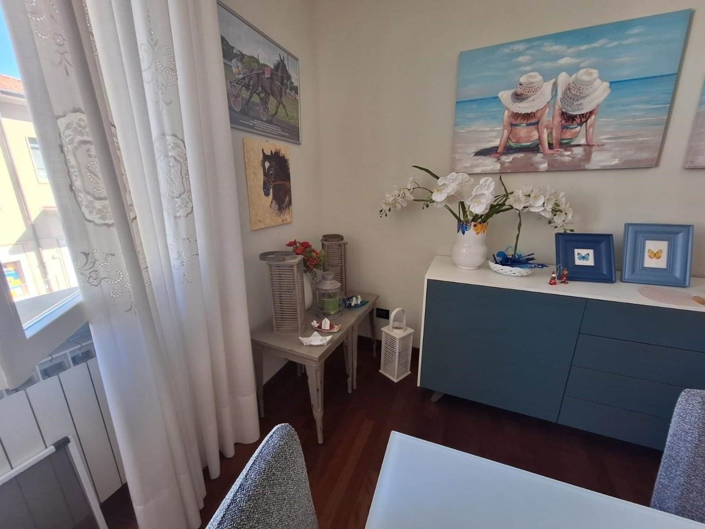 Immagine 6 di Appartamento in vendita  a Viareggio