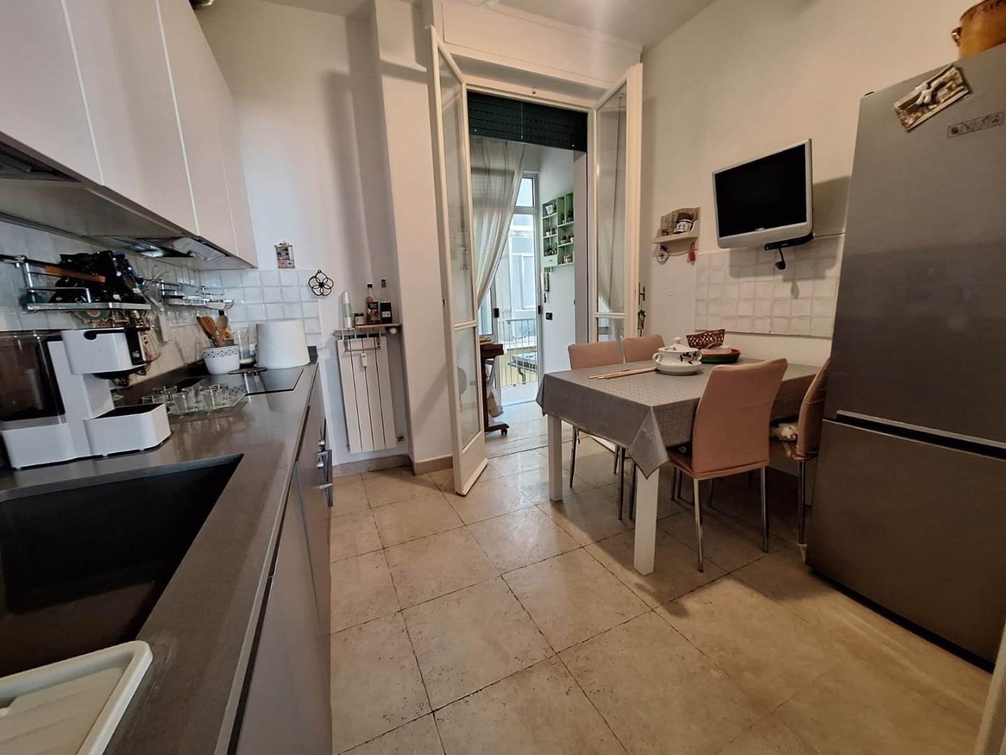 Immagine 11 di Appartamento in vendita  a Viareggio