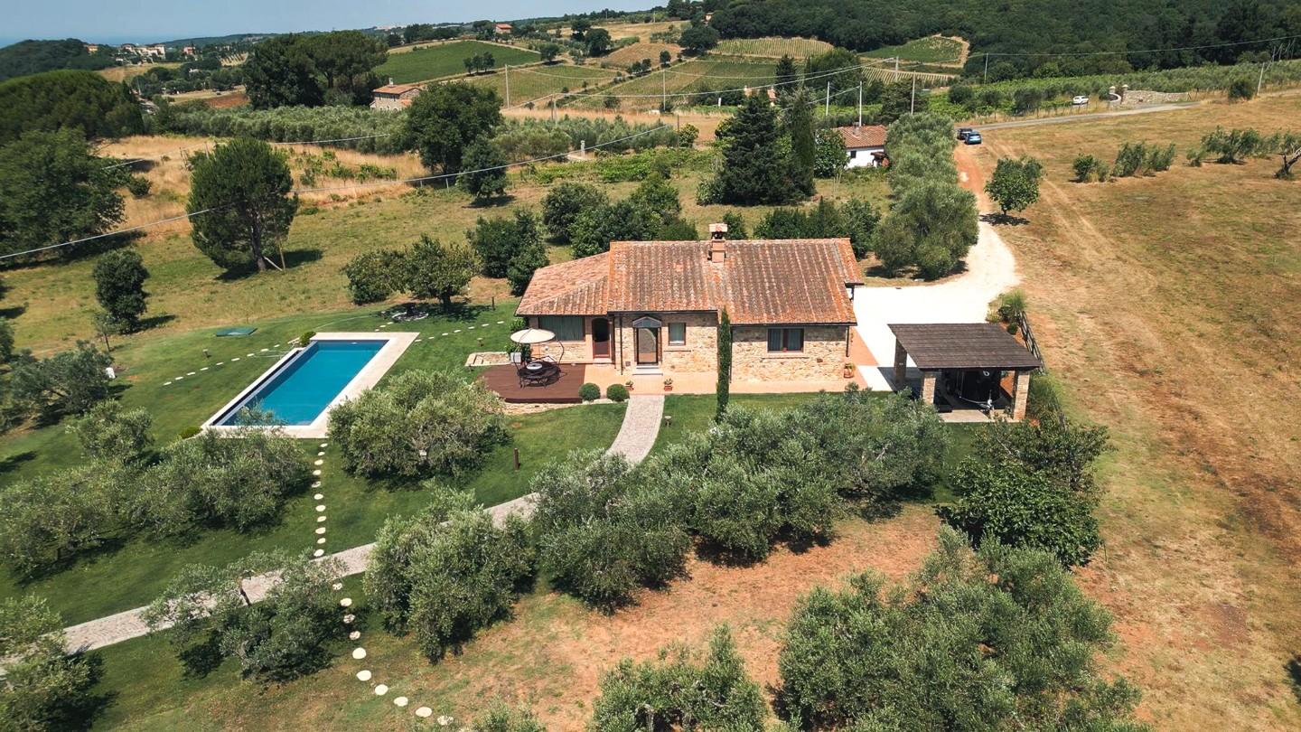 Immagine 52 di Villa in vendita  a Riparbella