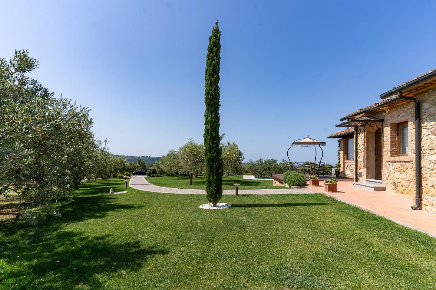 Immagine 18 di Villa in vendita  a Riparbella