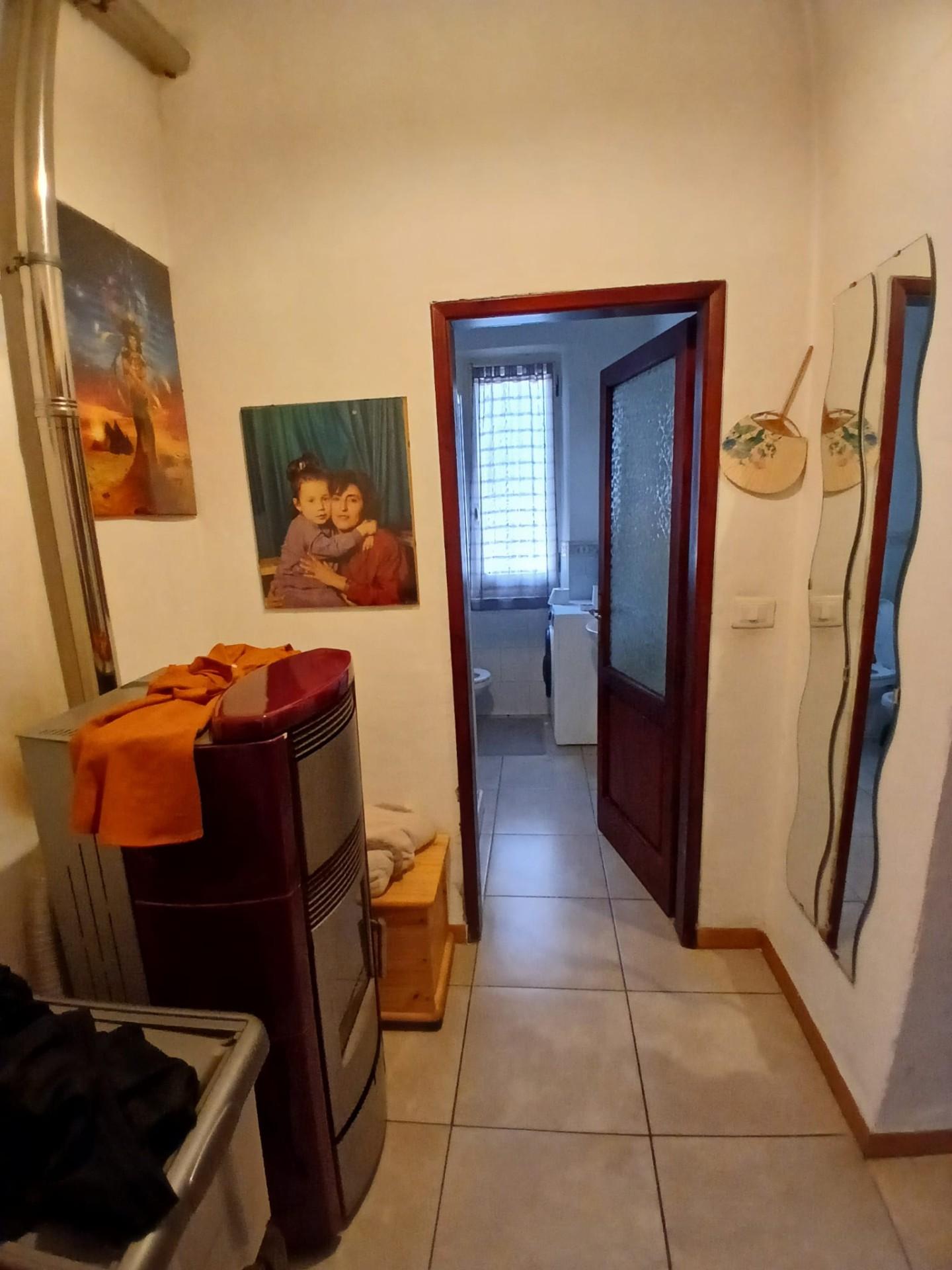 Immagine 2 di Porzione di casa in vendita  a Massa