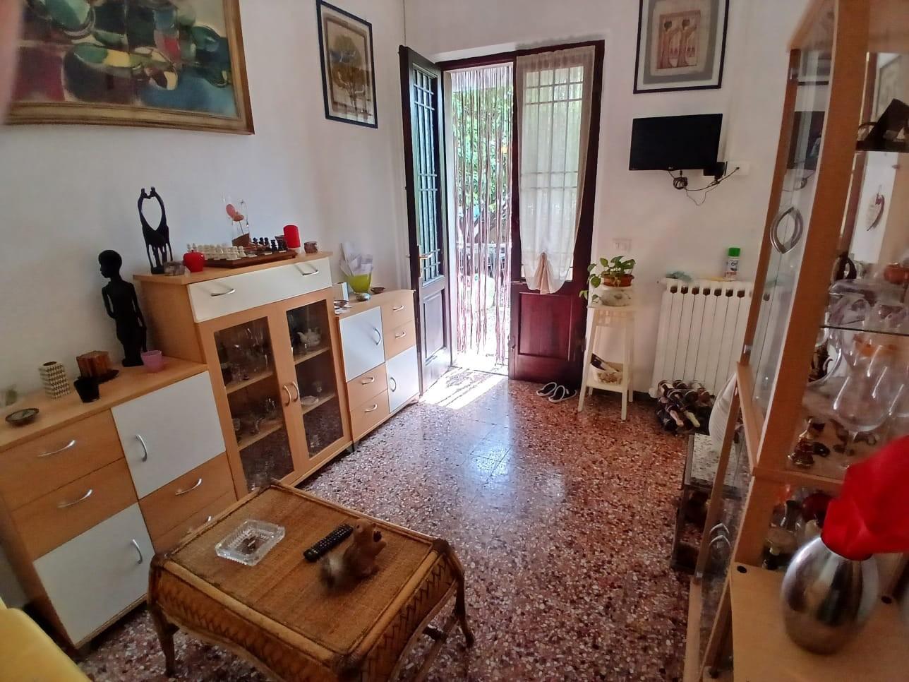 Immagine 3 di Porzione di casa in vendita  a Massa