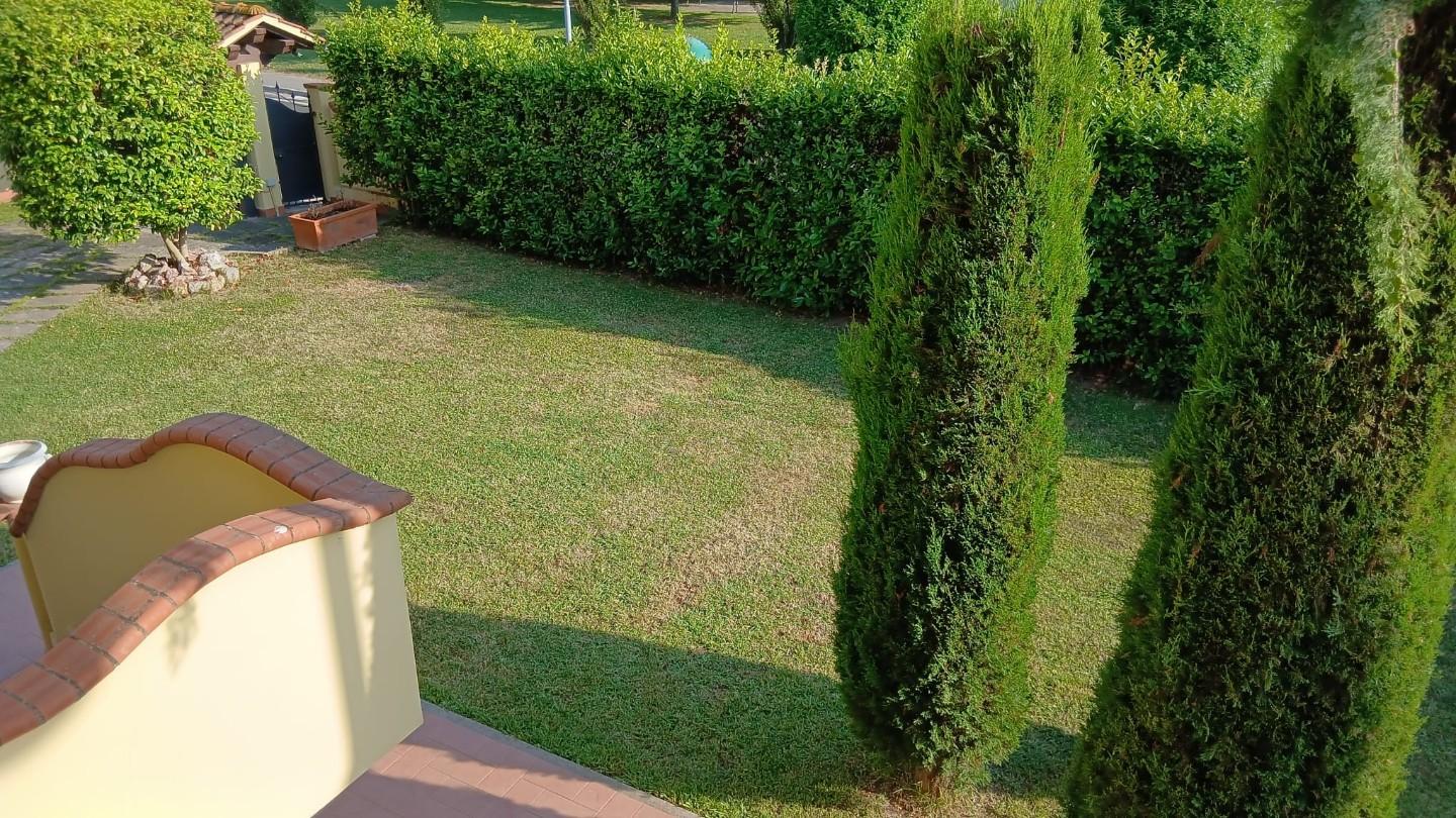 Immagine 1 di Villa in vendita  a Vecchiano