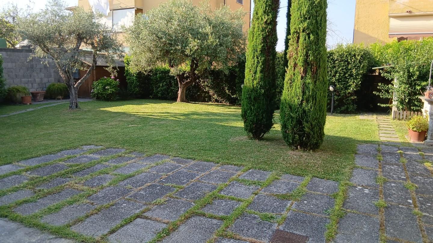 Immagine 2 di Villa in vendita  a Vecchiano