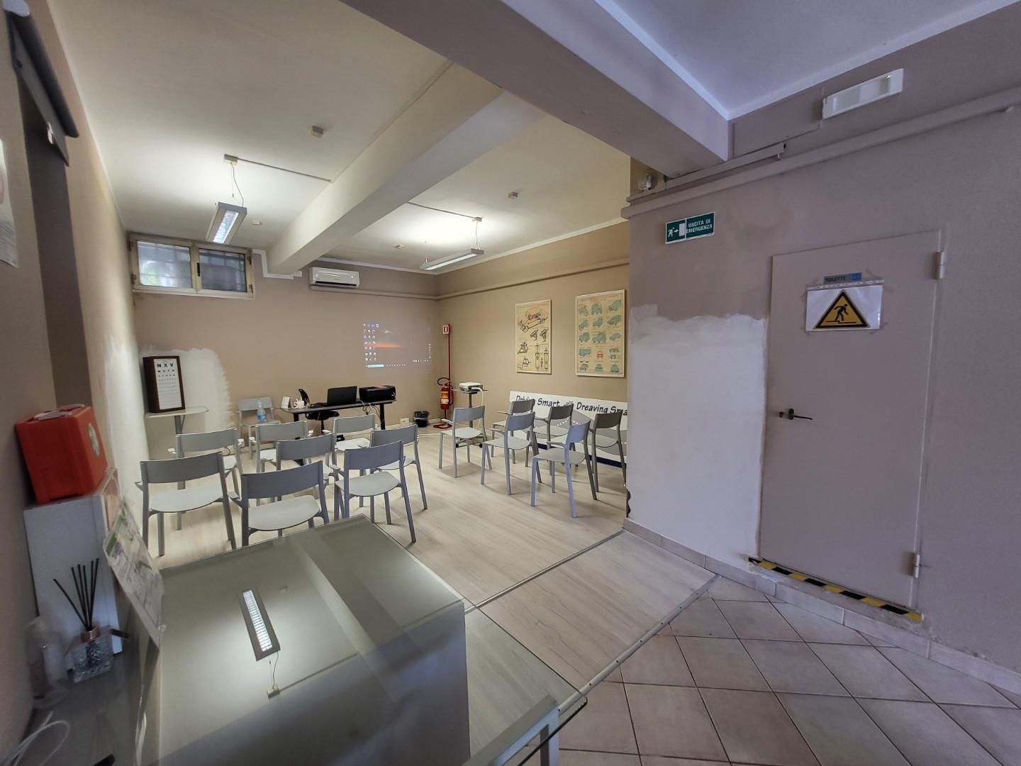 Immagine 2 di Locale commerciale in affitto  a Calcinaia