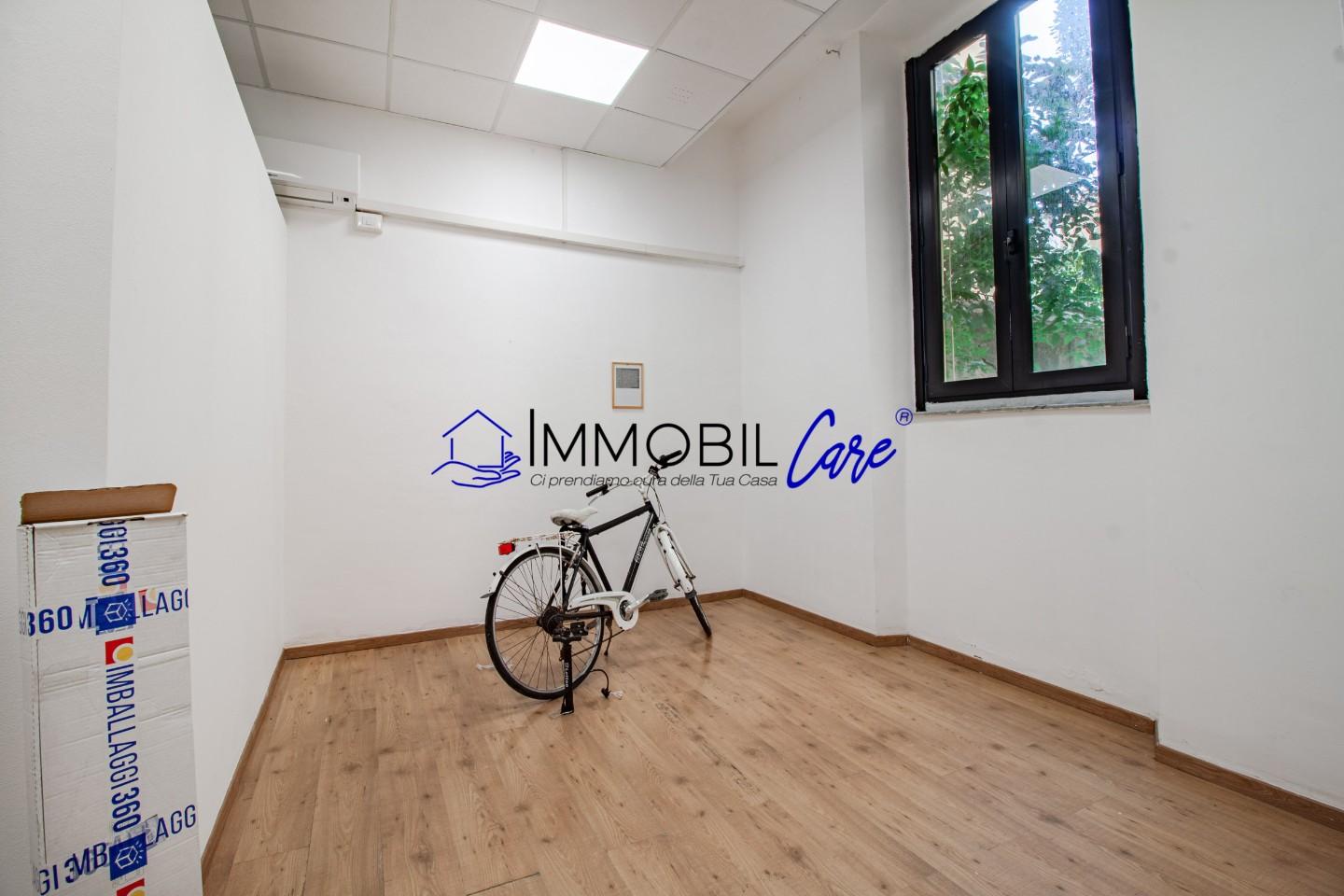 Immagine 11 di Locale commerciale in vendita  a Livorno