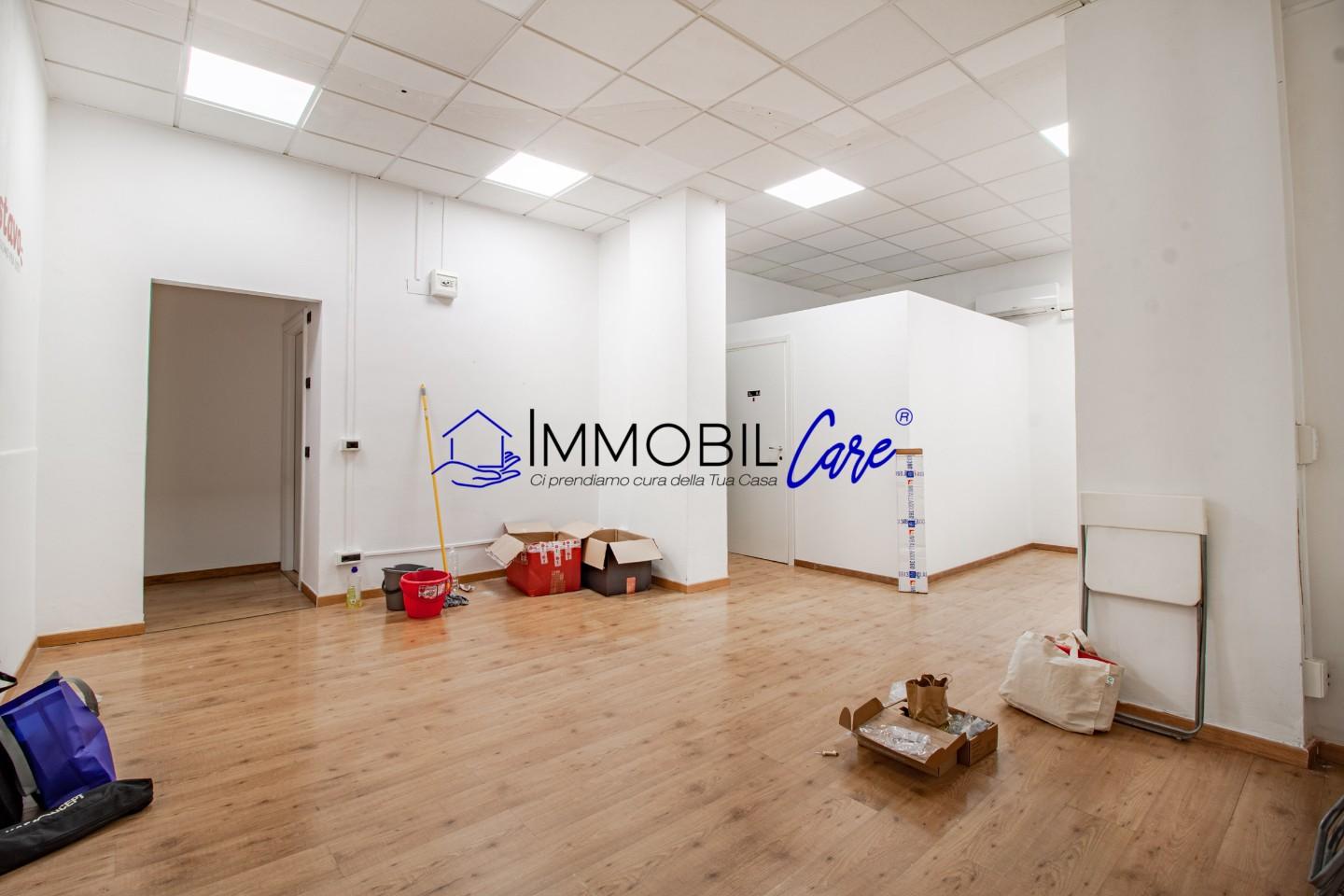 Immagine 14 di Locale commerciale in vendita  a Livorno