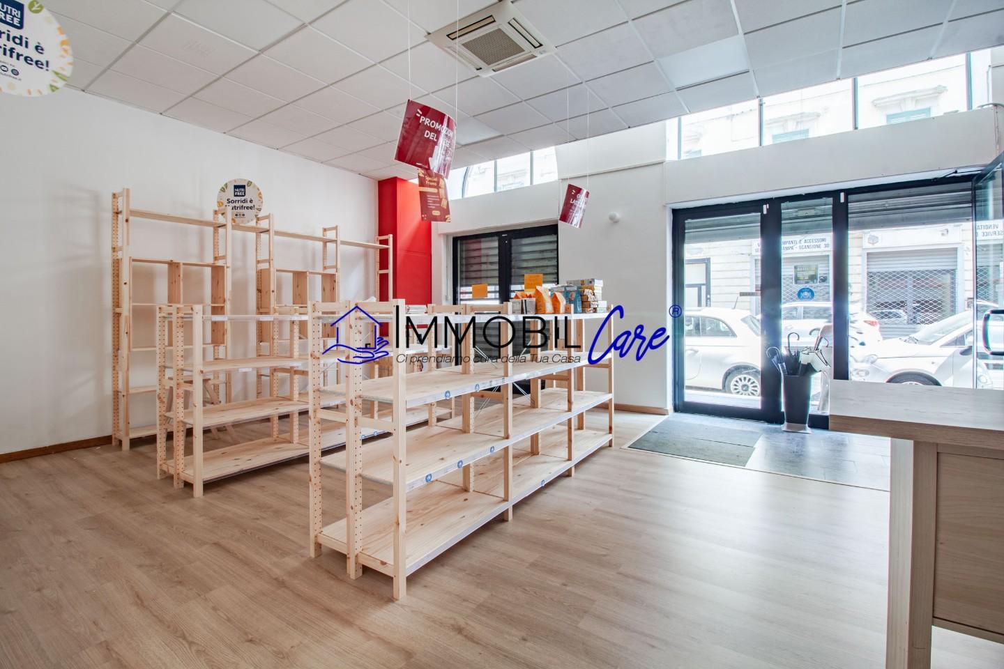 Immagine 1 di Locale commerciale in vendita  a Livorno