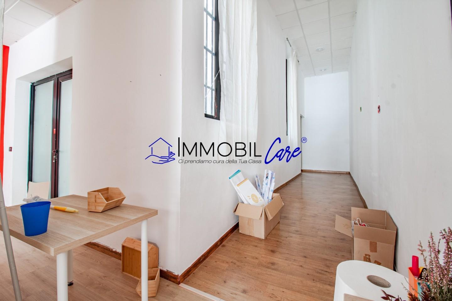 Immagine 8 di Locale commerciale in vendita  a Livorno