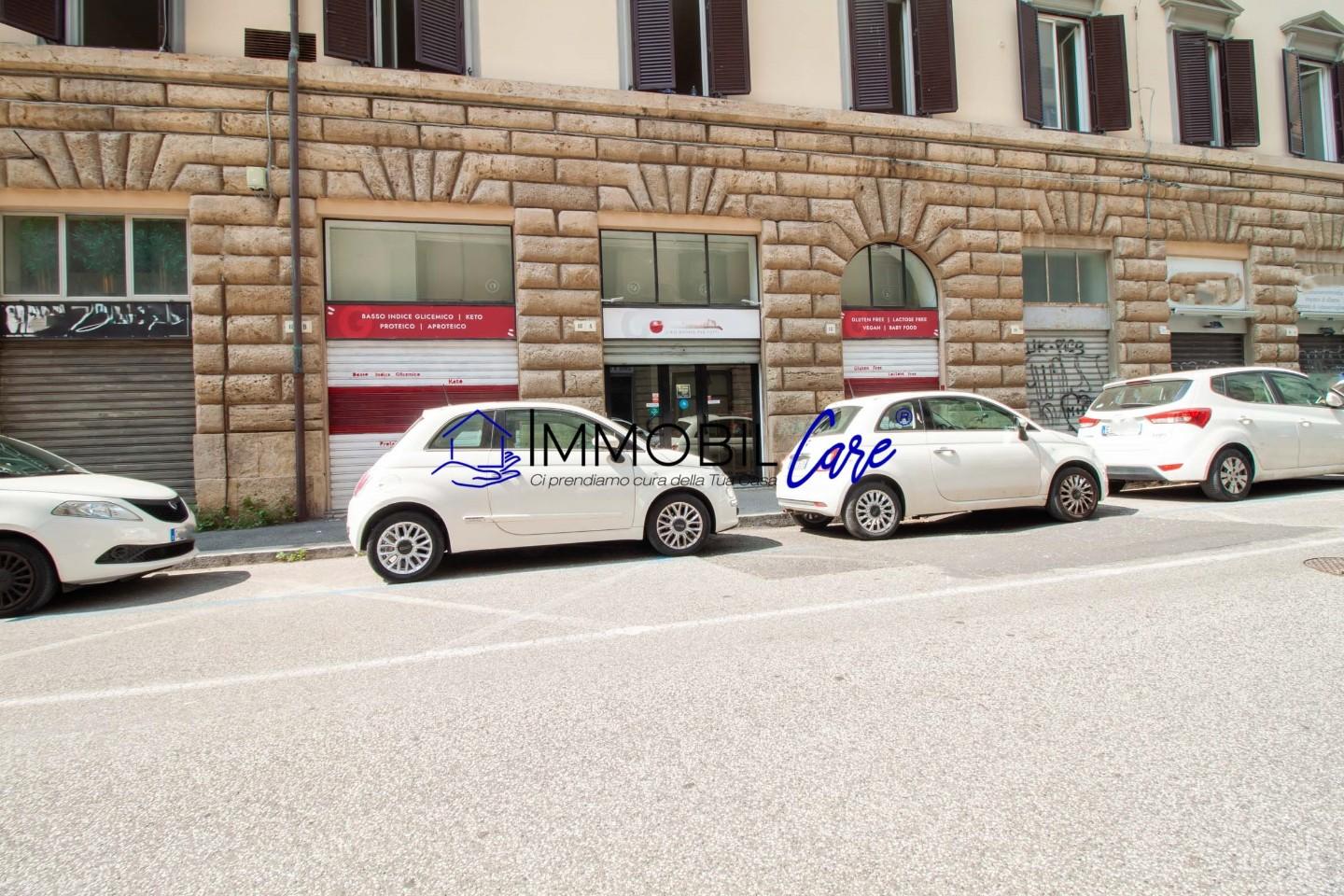 Immagine 18 di Locale commerciale in vendita  a Livorno