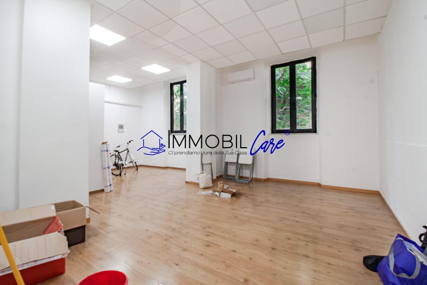 Immagine 9 di Locale commerciale in vendita  a Livorno