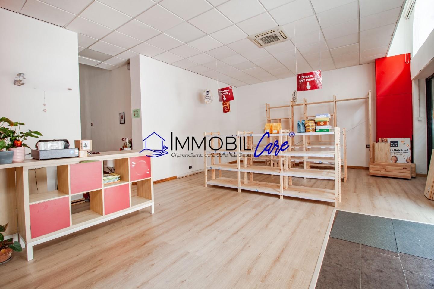 Immagine 4 di Locale commerciale in vendita  a Livorno