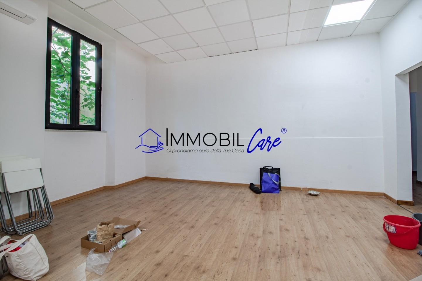 Immagine 12 di Locale commerciale in vendita  a Livorno